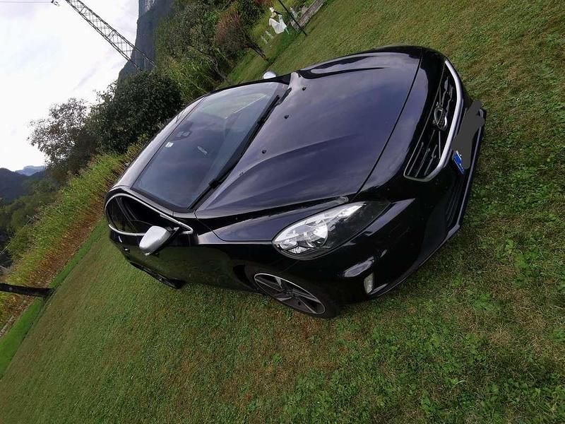 Usata Volvo V40 R-Design Kinetic 114 CV (83 kW) 2013 Nero Berlina
