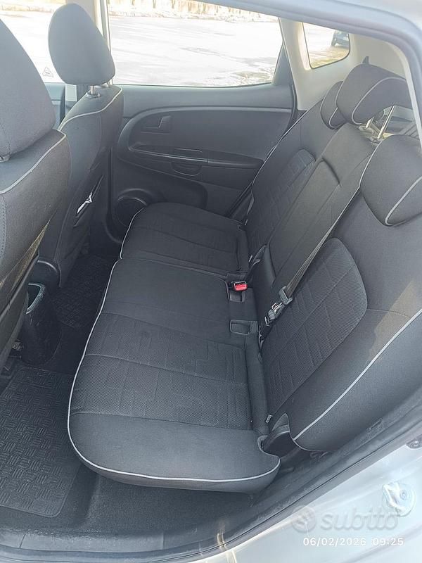 Usata Kia Venga 90 CV (66 kW) 2011 Grigio Utilitaria