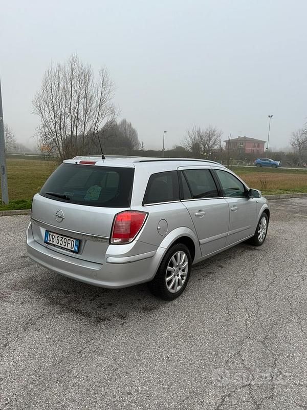Usata Opel Astra 105 CV (77 kW) 2006 Station wagon