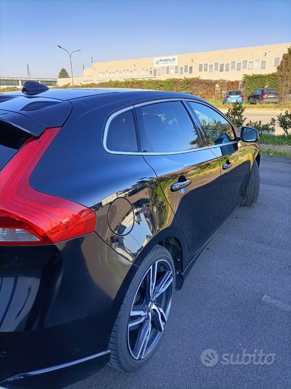 Usata Volvo V40 190 CV (139 kW) 2017 Nero Station wagon