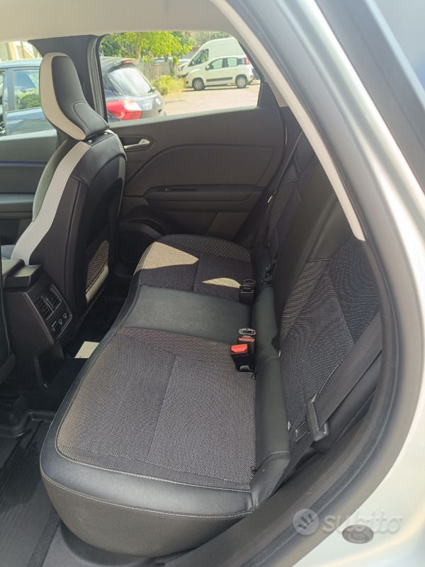 Usata Renault Captur 145 CV (106 kW) 2022 Grigio SUV