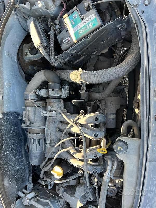 Usata Renault Clio II 75 CV (55 kW) 2003 Grigio Berlina
