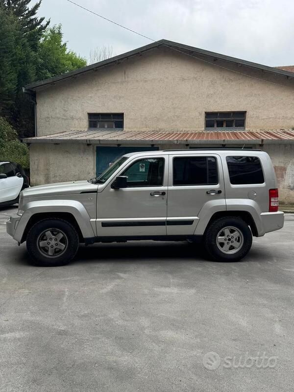 Usata Jeep Cherokee 177 CV (130 kW) 2009 Grigio SUV