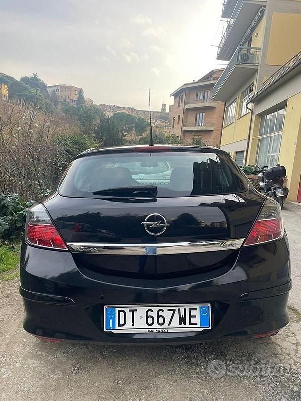 Usata Opel Astra GTC 95 CV (69 kW) 2009 Nero