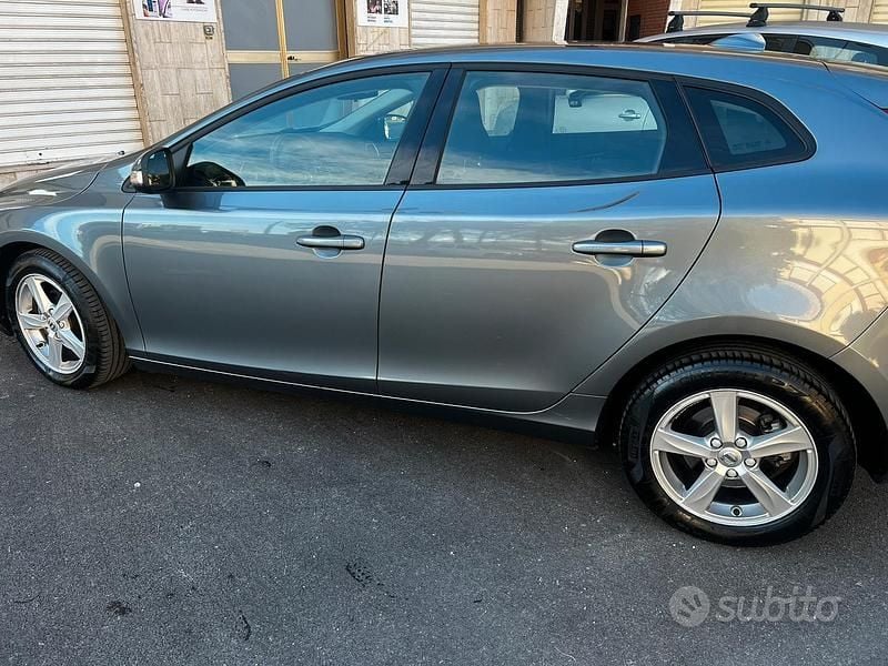 Usata Volvo V40 120 CV (88 kW) 2018 Grigio Berlina