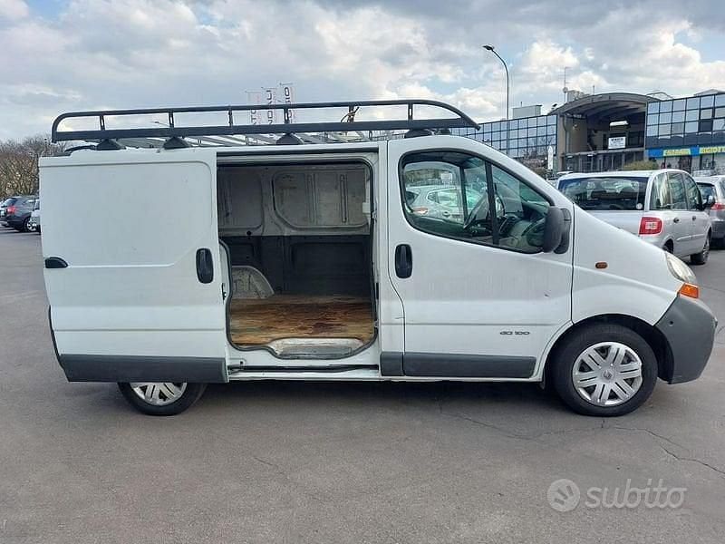 Usata Renault Trafic 101 CV (74 kW) 2004 Bianco / pastello Monovolume