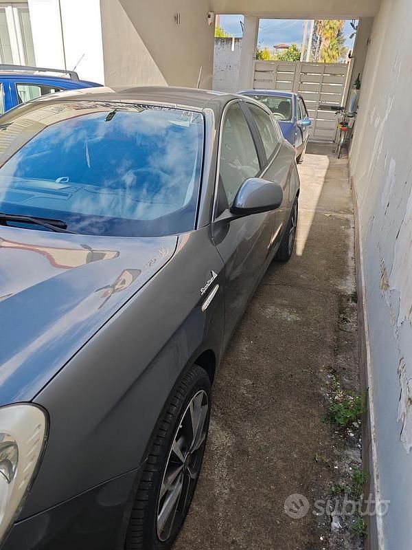 Usata Alfa Romeo Giulietta 105 CV (77 kW) 2013 Grigio Utilitaria