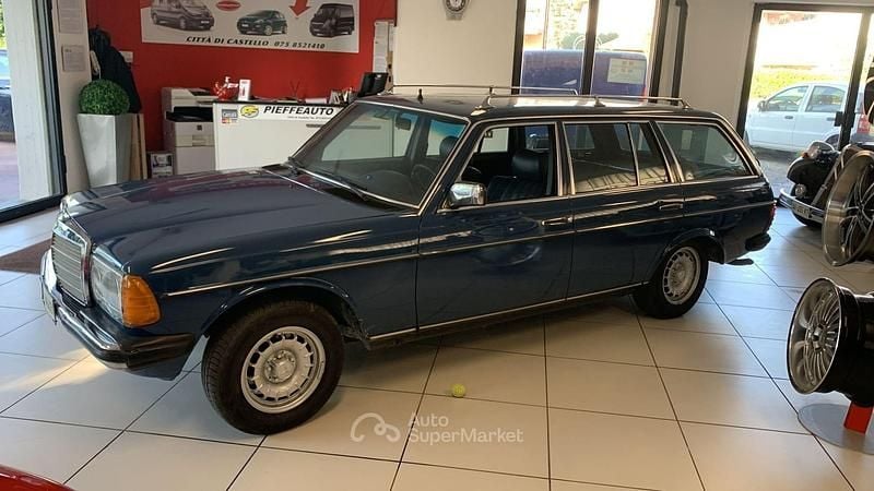 Usado Mercedes E240 72 CV (52 kW) 1981 Azul Familiar