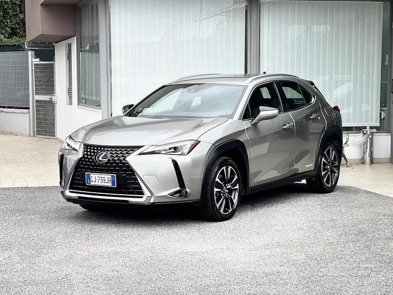 Usata Lexus UX 152 CV (111 kW) 2022 Argento SUV