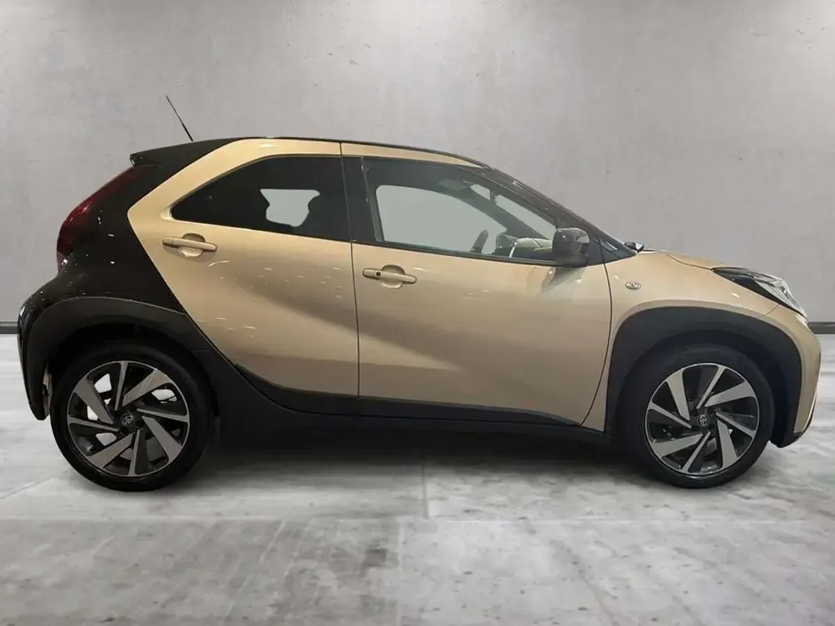 Usata Toyota Aygo X Lounge 72 CV (52 kW) 2022 Oro SUV