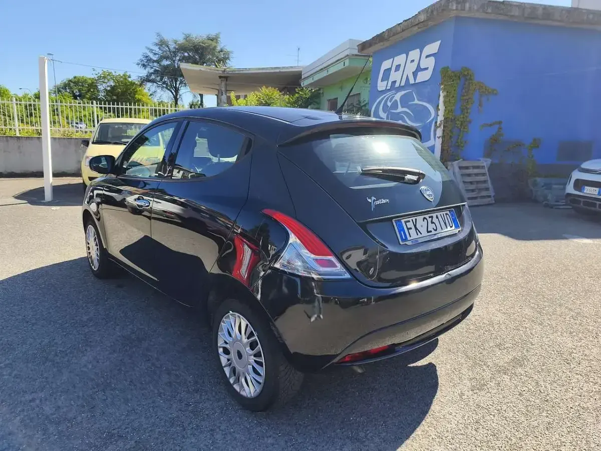 Begagnad Lancia Ypsilon Silver 69 HK (50 kW) 2017 Svart Halvkombi
