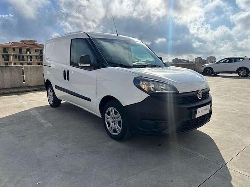 Usata Fiat Doblò 105 CV (77 kW) 2021 Bianco Monovolume