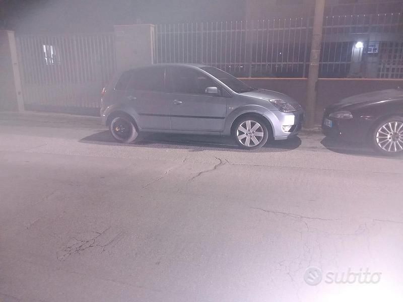 Usata Ford Fiesta 73 CV (53 kW) 2005 Grigio Berlina