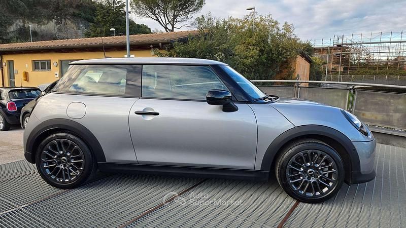 Usata Mini Cooper SE Essential 114 kW (156 CV) 2024 Gray Utilitaria