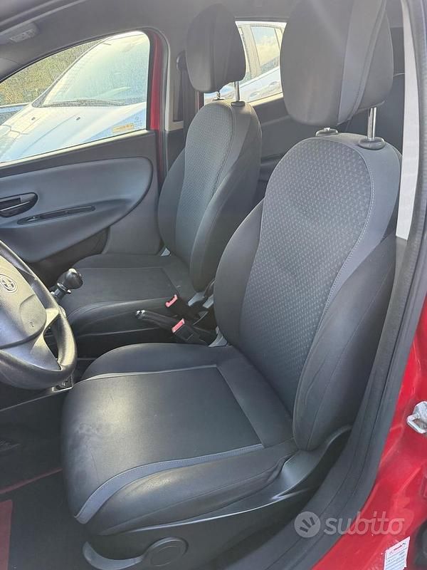 Usata Lancia Ypsilon Platinum 69 CV (50 kW) 2016 Rosso Utilitaria