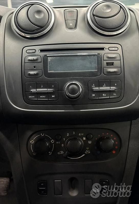 Usata Dacia Sandero Lauréate 75 CV (55 kW) 2015 Bianco Berlina