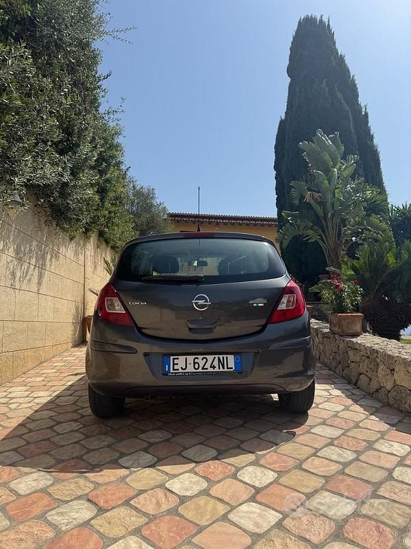 Grigio Usata 2011 Opel Corsa Due volumi | 2500 € (Super prezzo) - Immagine 1/4