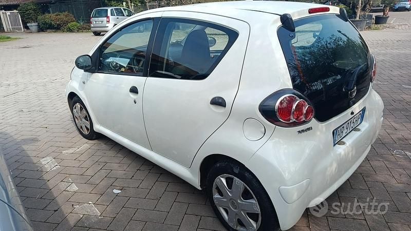 Usata Toyota Aygo 67 CV (49 kW) 2011 Bianco Utilitaria