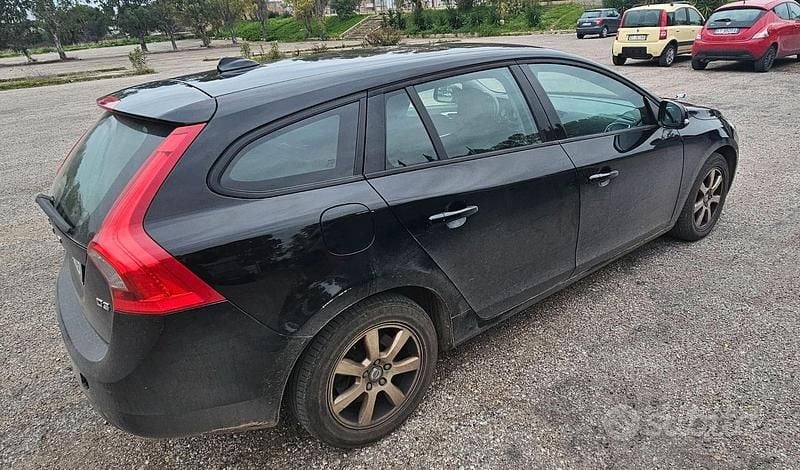 Usata Volvo V60 Kinetic 163 CV (119 kW) 2012 Nero Station wagon