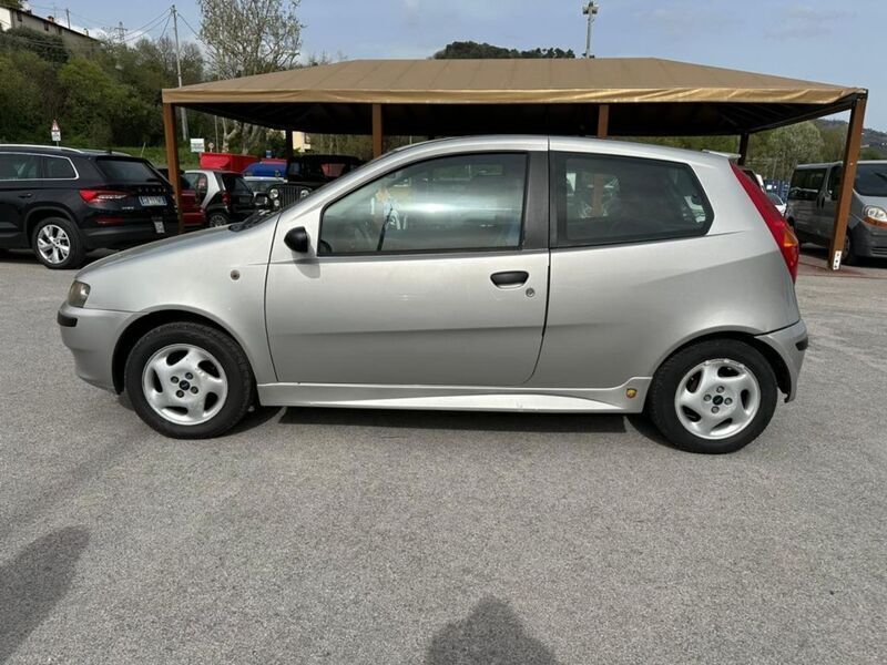 Usato 2003 Fiat Punto 1.2 Benzin 60 CV (2.500 €)