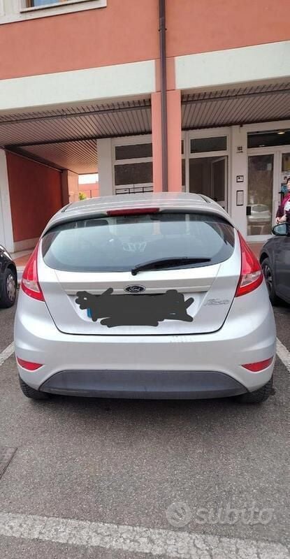 Usata Ford Fiesta 95 CV (69 kW) 2013 Grigio Utilitaria