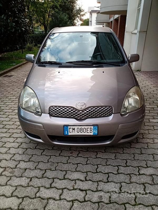 Grigio Usata 2004 Toyota Yaris Tre volumi | 2400 € - Immagine 1/4