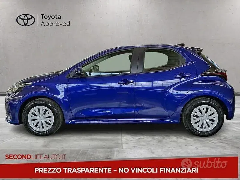 Nuova Toyota Yaris Hybrid 2026 Blu Berlina