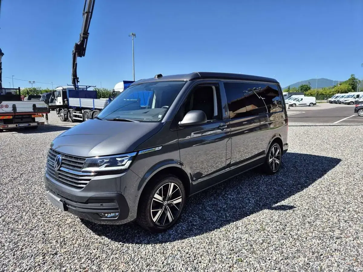 Usata VW California Beach 150 CV (110 kW) 2021 Grigio metalizzato Furgone
