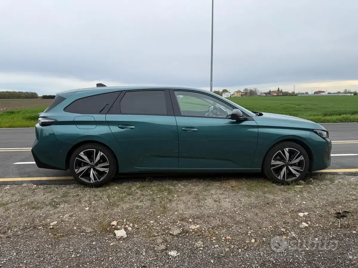 Usata Peugeot 308 SW 131 CV (96 kW) 2023 Verde Station wagon