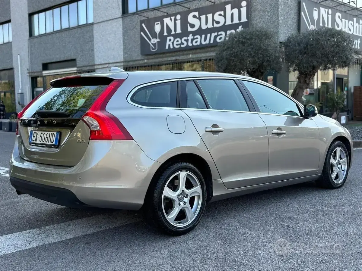 Usata Volvo V60 Summum 163 CV (119 kW) 2012 Giallo Station wagon