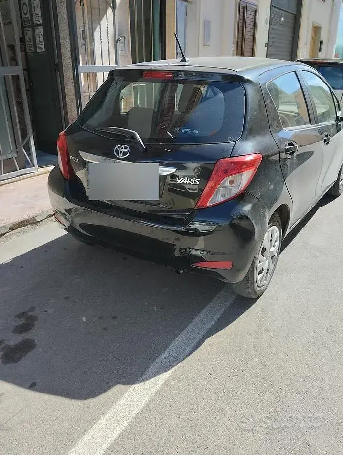 Usata Toyota Yaris 69 CV (50 kW) 2012 Nero Utilitaria