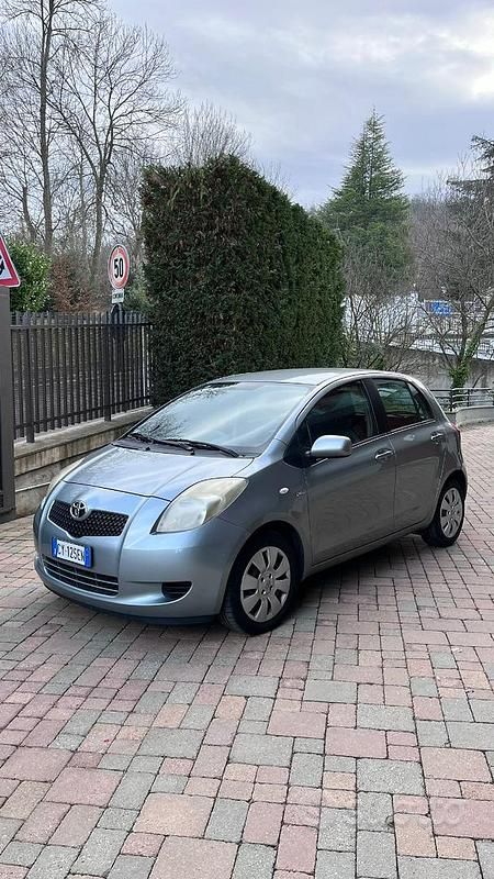 Grigio Usata 2006 Toyota Yaris Due volumi | 1200 € (Ottimo prezzo) - Immagine 1/1