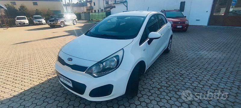 Bianco Usata 2012 Kia Rio EX Tre volumi | 4300 € (Buon prezzo) - Immagine 1/4