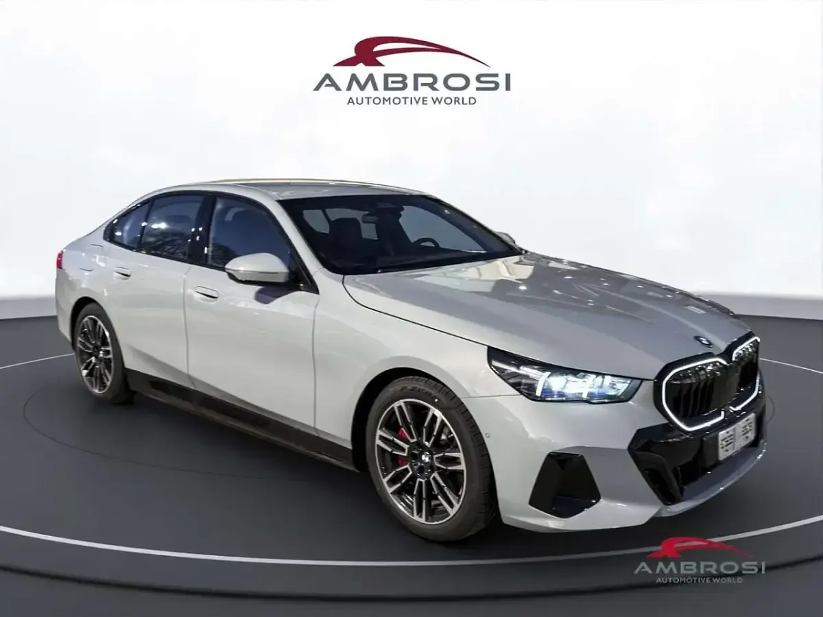 Nuova BMW i5 M Sport 289 kW (394 CV) 2026 Brooklyn grey metallic Berlina