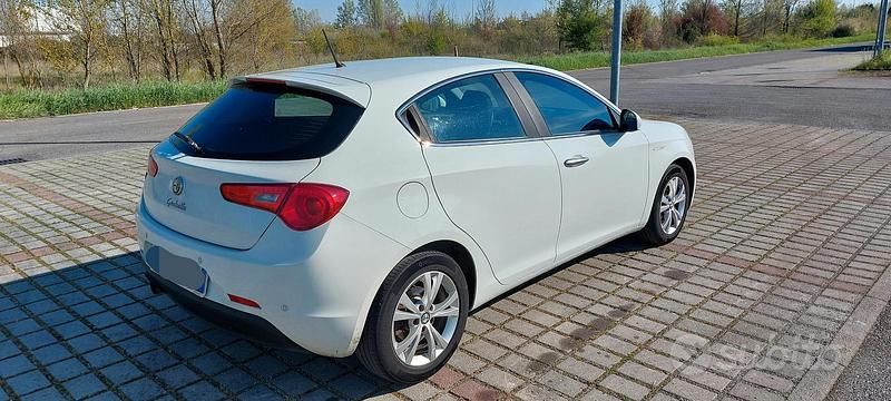 Usata Alfa Romeo Giulietta Distinctive 105 CV (77 kW) 2013 Bianco Utilitaria