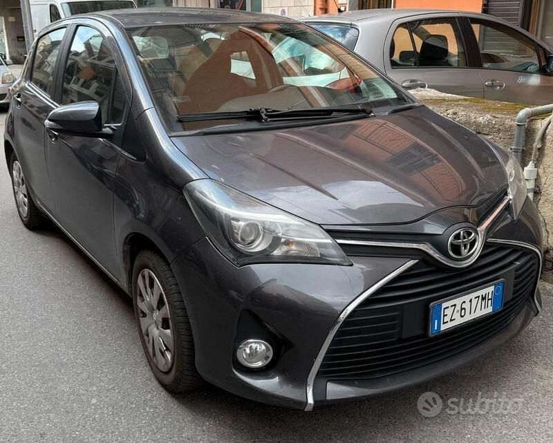 Usata Toyota Yaris 69 CV (50 kW) 2015 Grigio Berlina