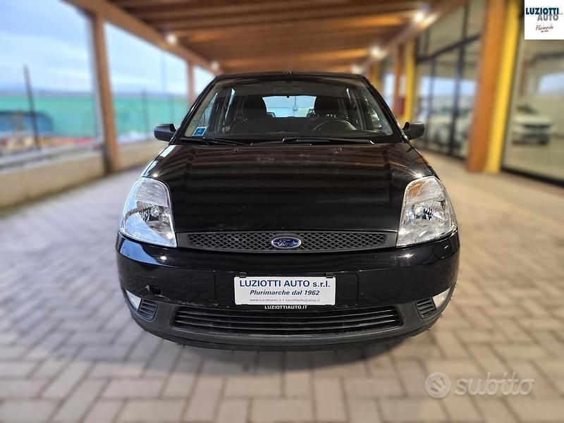 Usata Ford Fiesta 68 CV (50 kW) 2004 Nero Utilitaria