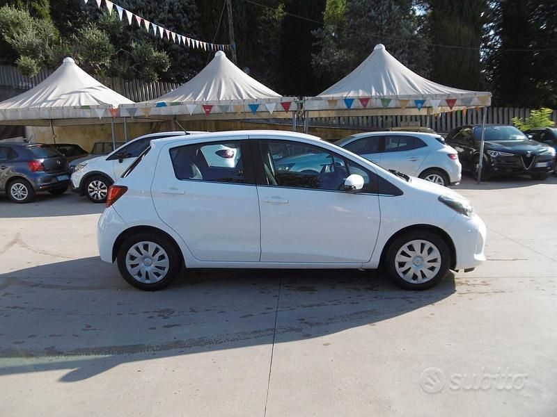 Usata Toyota Yaris Active 69 CV (50 kW) 2016 Bianco Berlina