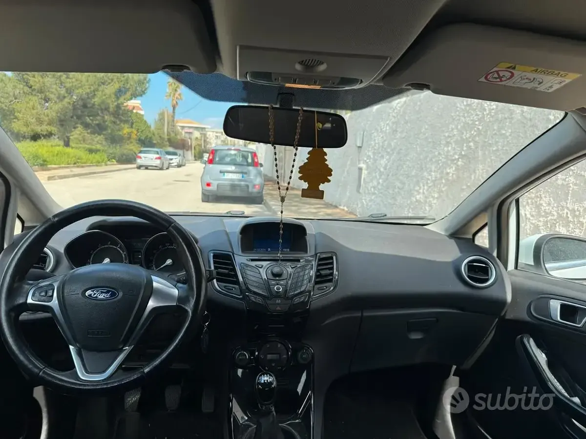 Usata Ford Fiesta 97 CV (71 kW) 2014 Bianco Utilitaria