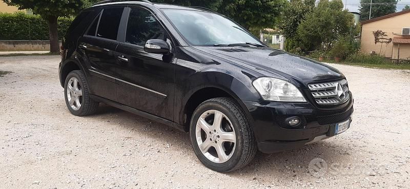 Usata Mercedes ML320 224 CV (164 kW) 2006 Nero SUV