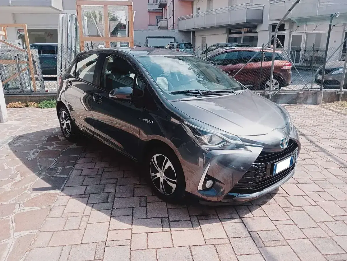 Usata Toyota Yaris Hybrid Business Edition 73 CV (53 kW) 2018 Antracite met Berlina