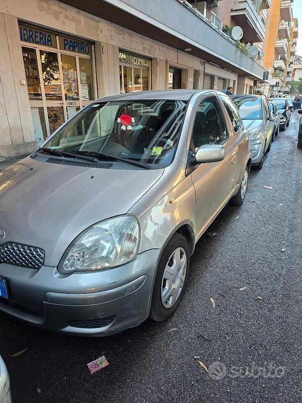 Usata Toyota Yaris Sol 65 CV (47 kW) 2004 Grigio Berlina