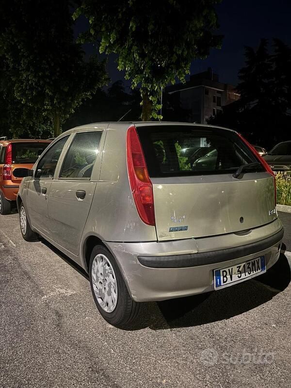 Grigio Usata 2001 Fiat Punto Due volumi | 1700 € (Buon prezzo) - Immagine 1/4