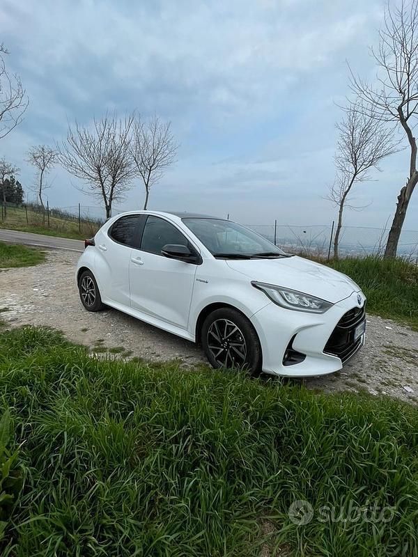 Usata 2021 Toyota Yaris Hybrid Lounge Due volumi | 14.000 € (Ottimo prezzo) - Immagine 1/4