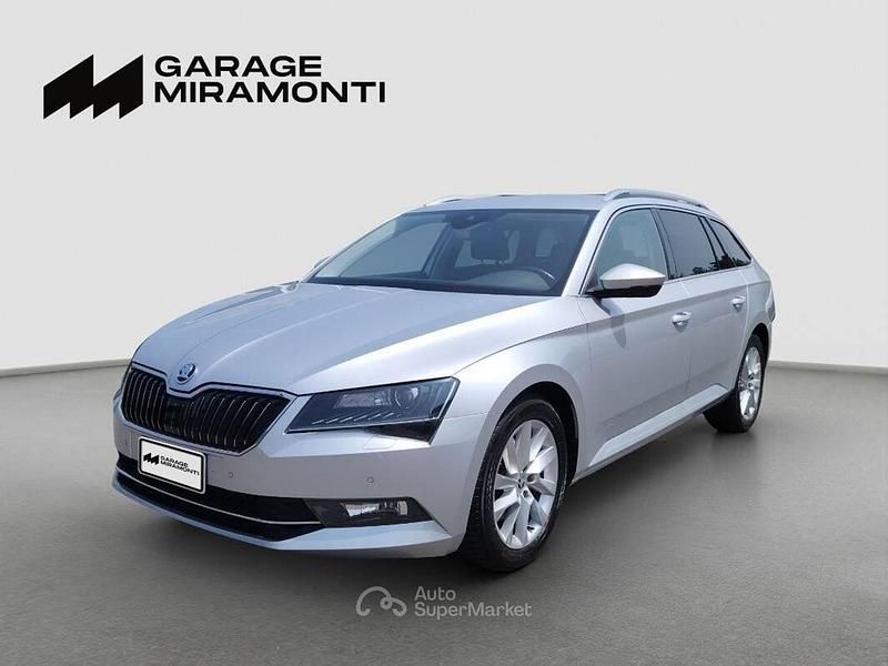 Grigio(met.) Usata 2019 Skoda Superb Executive Station wagon | 20.990 € (Buon prezzo) - Immagine 1/4