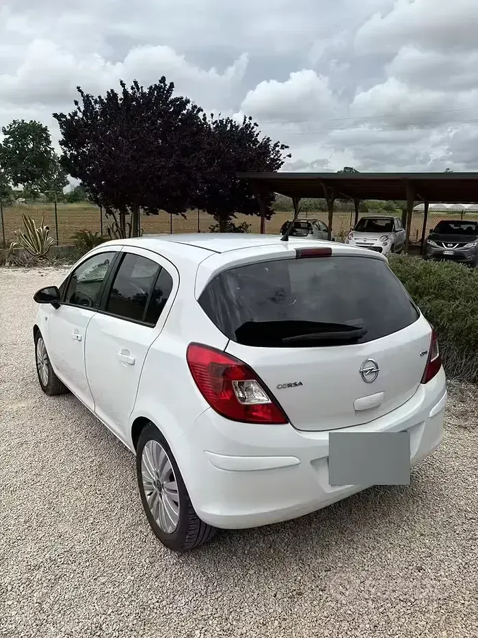 Usata Opel Corsa 75 CV (55 kW) 2011 Bianco Utilitaria