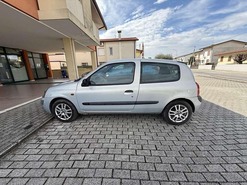 Usata Renault Clio II Expression 58 CV (42 kW) 2002 Berlina