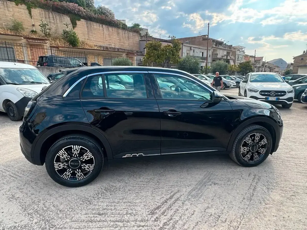 Usata Fiat 600 136 CV (100 kW) 2025 Nero SUV
