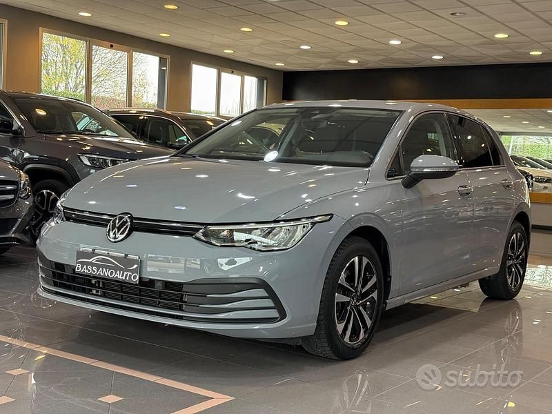 Grigio Usata 2021 VW Golf VIII Life Tre volumi | 18.800 € (Buon prezzo) - Immagine 1/4