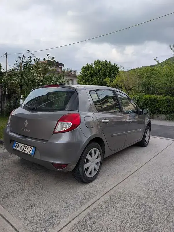 Usata Renault Clio II Dynamique 75 CV (55 kW) 2011 Berlina